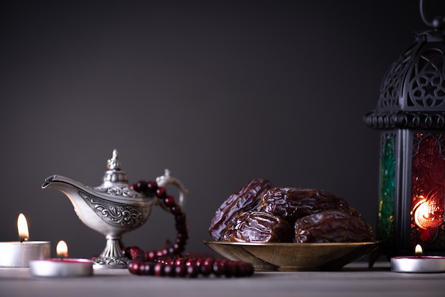 Ramadan-Lebensmittel- und Getränkekonzept auf einem Holztisch auf dunklem copyspace