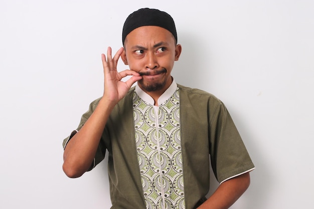 Ramadan Mindfulness Hombre indonesio que simboliza el habla restringida