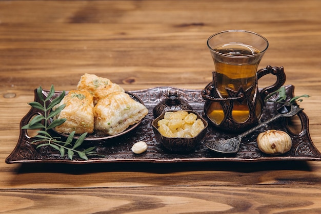 Ramadan-Tischbanner mit traditionellen Tasse Teegerichten und Essenssets