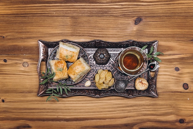 Ramadan-Tischplatte Ansicht Banner mit traditionellen Tasse Teegerichten und Essenssets