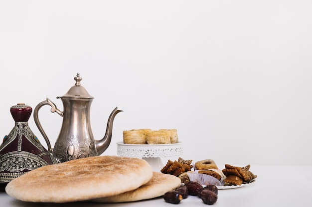 Foto ramadan-zusammensetzung mit teetopf und arabischem lebensmittel