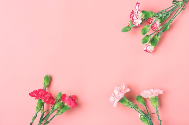 Ramalhete de flores cor-de-rosa diferentes do cravo na vista superior do fundo cor-de-rosa. Feliz dia dos namorados ou conceito de dia das mães