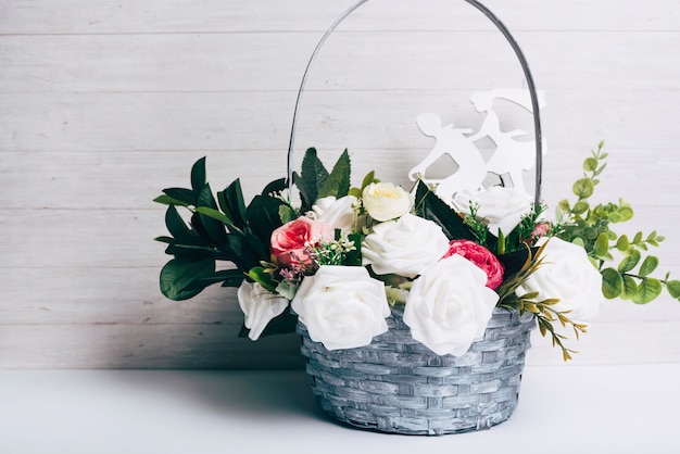 Foto ramalhete decorativo bonito das rosas com figura cortada contra o fundo de madeira