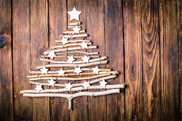 Foto ramas de abedul y estrellas blancas en forma de árbol de navidad