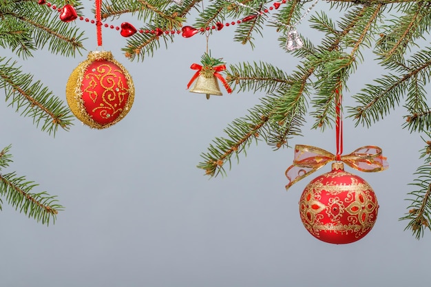 Ramas de abeto con adorno navideño