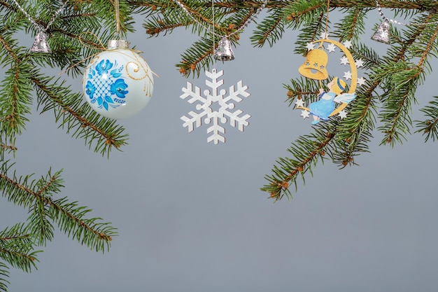 Ramas de abeto con adorno navideño