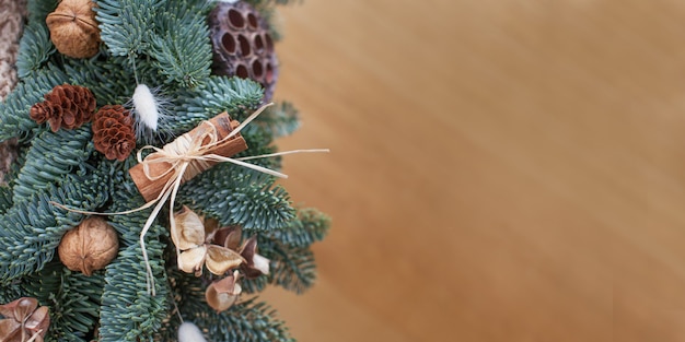 Ramas de abeto con adornos navideños sobre fondo de madera, copyspace