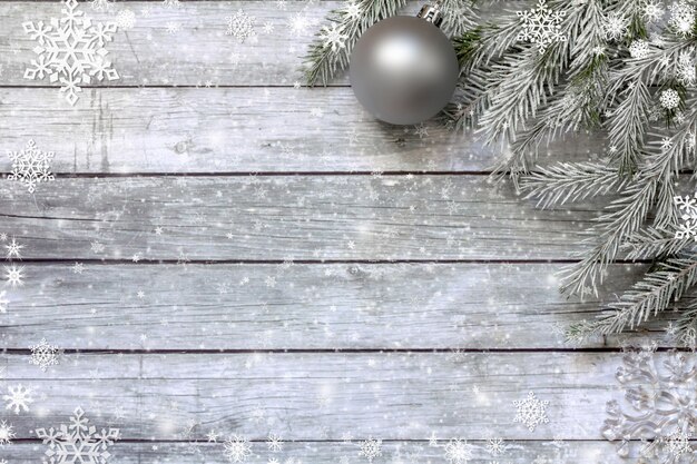 Foto ramas de abeto con adornos navideños.