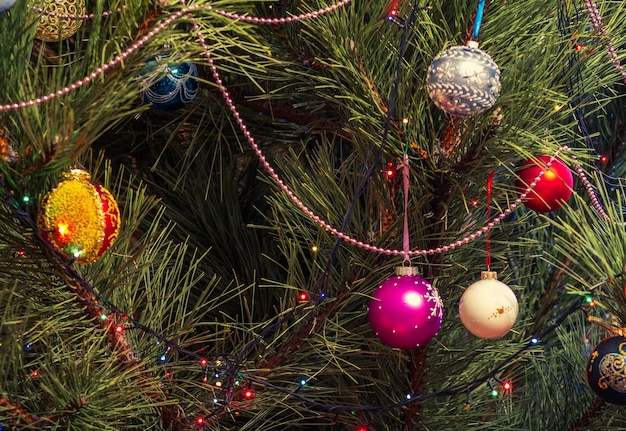 Ramas de abeto con bolas navideñas y luces festivas