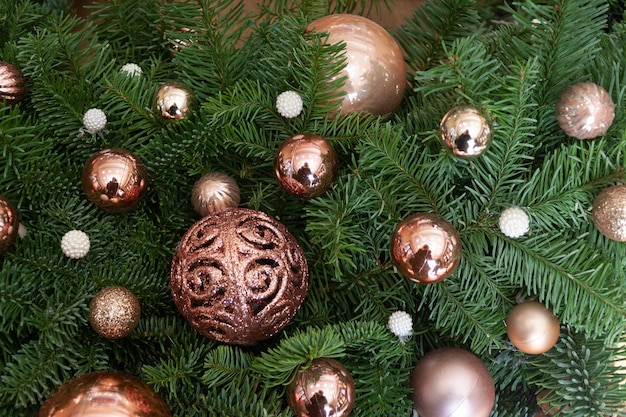 Ramas de abeto con fondo festivo de bolas de Navidad