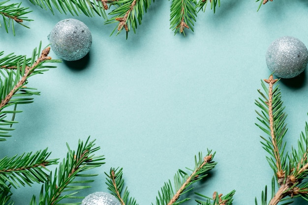 ramas de abeto y juguetes de árbol de Navidad en azul