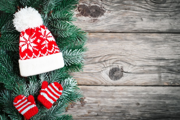 Ramas de abeto y juguetes de Navidad sobre un fondo de madera