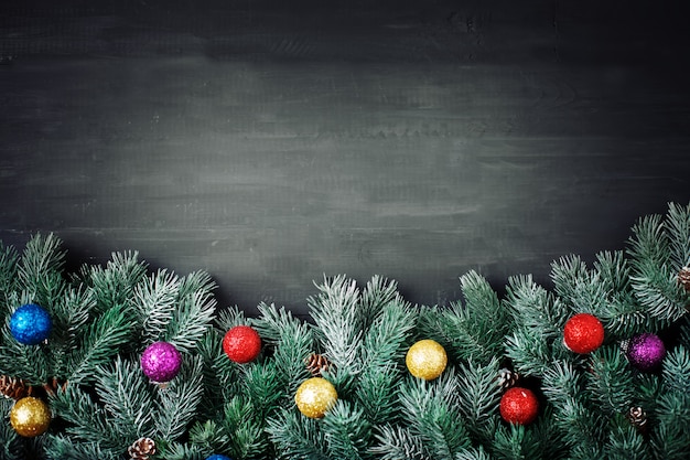 Ramas de abeto y juguetes de Navidad sobre un fondo de madera