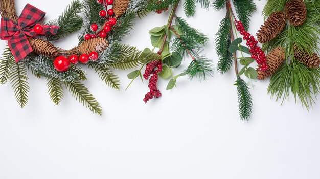 Foto ramas de abeto de navidad con decoración en un fondo blanco vista superior