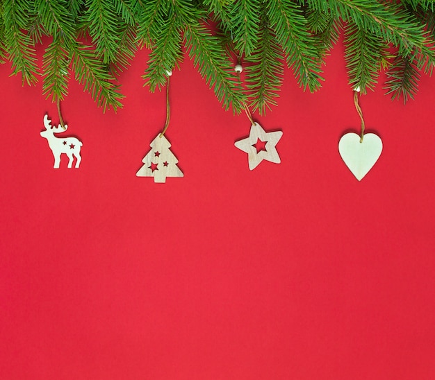 Ramas de abeto de Navidad y juguetes de madera para árboles de Navidad