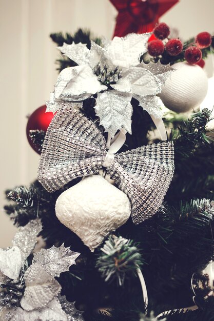 Ramas de abeto navideño decoradas con bolas y lazos