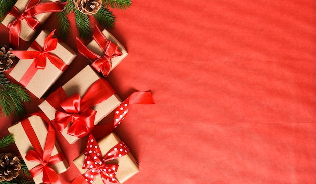 Ramas de abeto navideño con regalos y decoraciones.