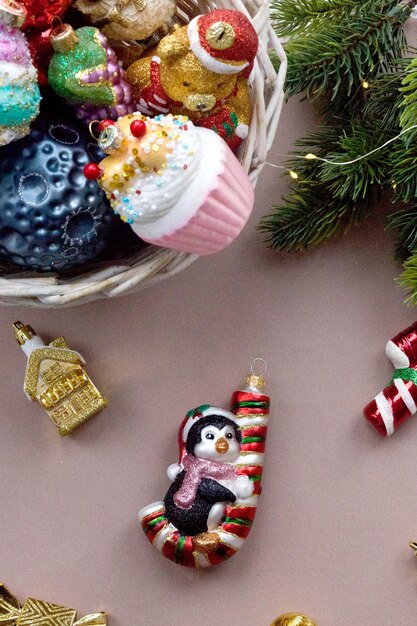 Ramas de agujas de pino y juguetes de árbol de Navidad en la mesa