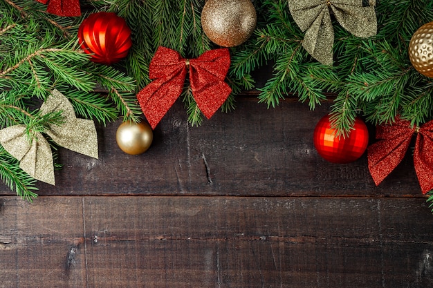 Ramas de un árbol de Navidad y adornos de año nuevo