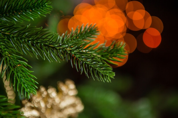 ramas de un árbol de navidad artificial de cerca