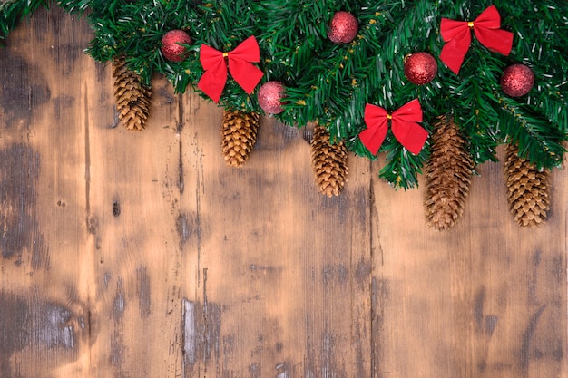 Ramas de árbol de Navidad decoradas con conos