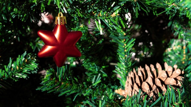 Ramas de árboles de Navidad decoradas con elementos de Navidad