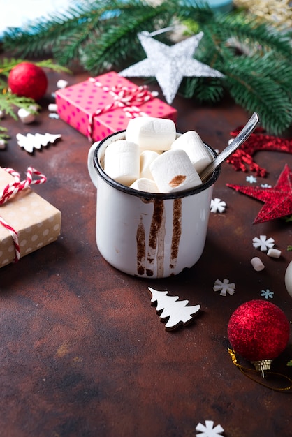 Ramas de los árboles de Navidad con juguetes de Navidad