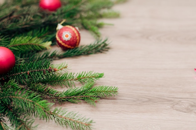 Ramas de los árboles de Navidad y sobre un fondo de madera con espacio de copia