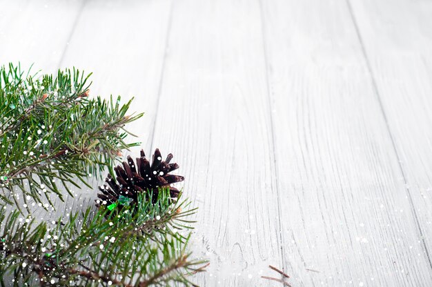 Ramas de los árboles de Navidad sobre fondo de madera