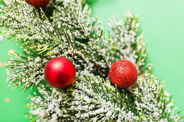 Ramas de los árboles de Navidad sobre fondo verde con confeti