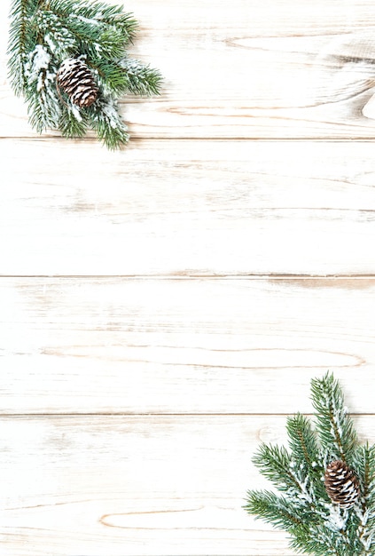 Ramas de los árboles de Navidad en textura de madera brillante. Fondo de invierno