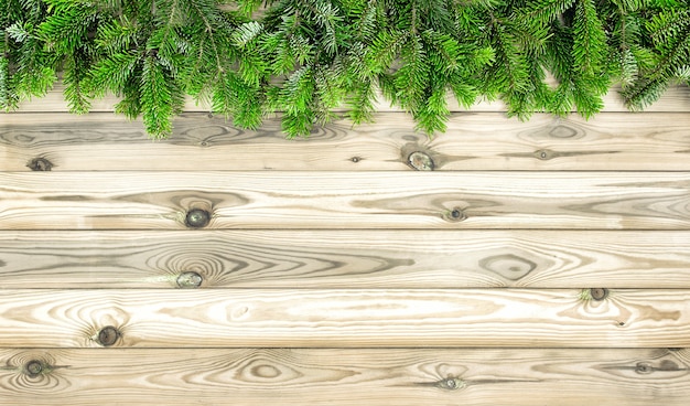 Ramas de los árboles de Navidad en textura de madera. Fondo de vacaciones de invierno