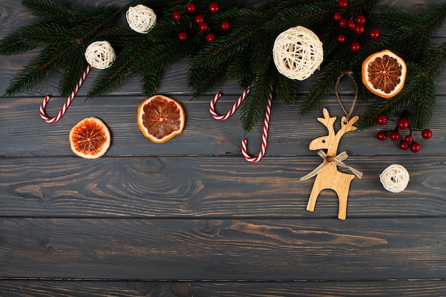 Ramas de fresno, bastones de caramelo, frutos secos y otras decoraciones para árboles de navidad