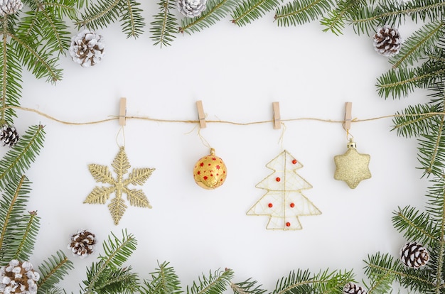 Ramas de Navidad abeto árbol abeto. en la cuerda con pinzas para colgar juguetes. Año nuevo gree