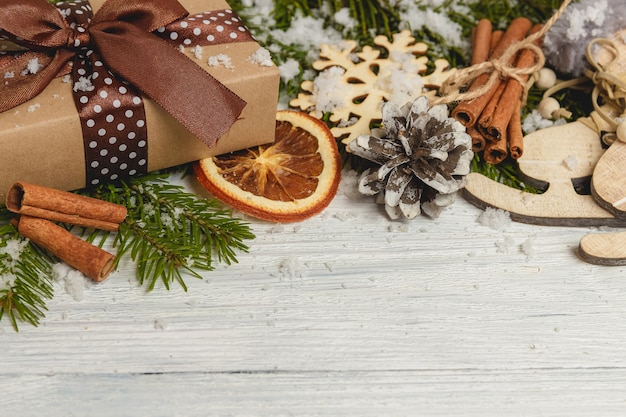 Ramas de Navidad y adornos en mesa de madera