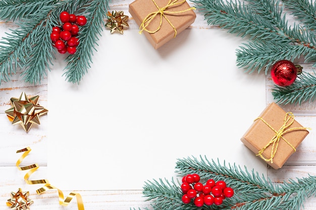 Ramas navideñas y adornos con papel.