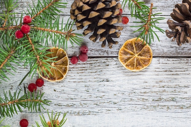 Ramas navideñas con conos viburnum berries y rodaja de limón seco