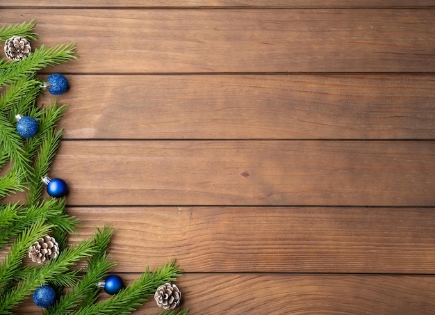 Ramas de pino bolas de navidad y piñas sobre mesa de madera con espacio de copia Decoración navideña