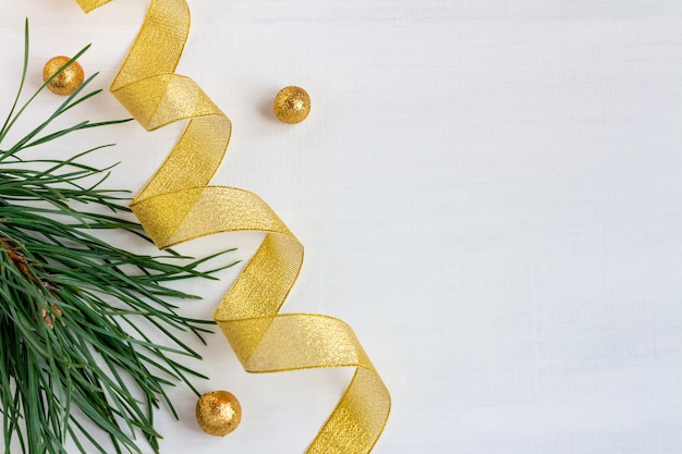 Foto ramas de pino con cintas y globos para navidad