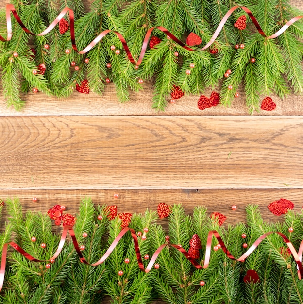 Ramas de pino de Navidad en una mesa de madera