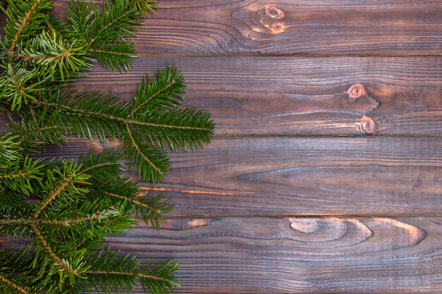 Ramas de pino de Navidad sobre tabla de madera vieja