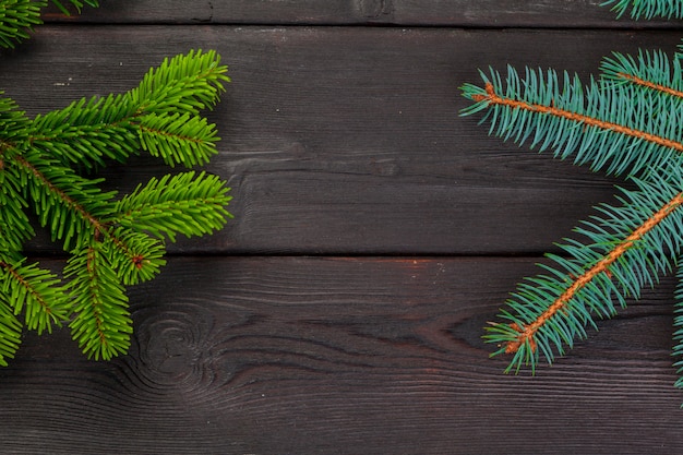 Ramas de pino de Navidad sobre tabla de madera.