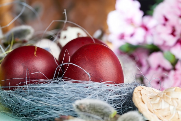 Ramas de sauce con flores huevos para la celebración de la Pascua, primer plano de elementos festivos