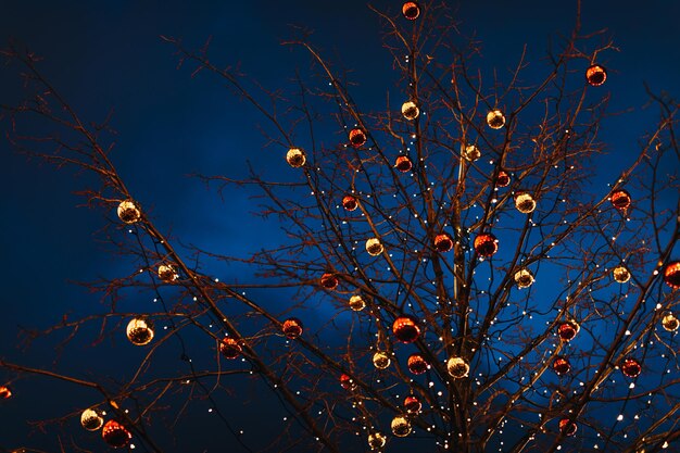 Ramas secas decoradas con bolas brillantes de Navidad de oro rojo Decoraciones al aire libre de Año Nuevo