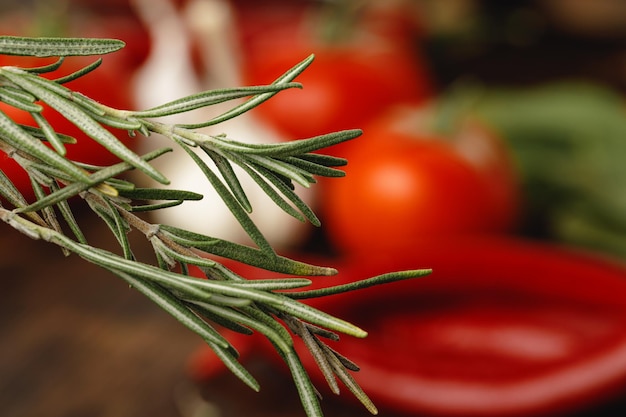 Ramas secas de romero en la mesa de la cocina de cerca