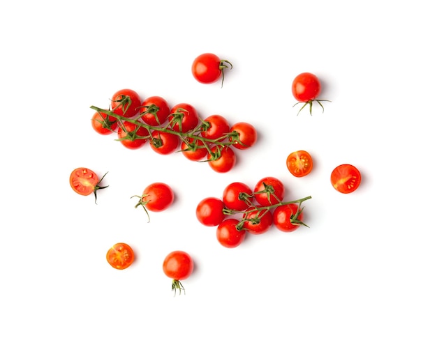 Ramas de tomates cherry sobre un fondo blanco.