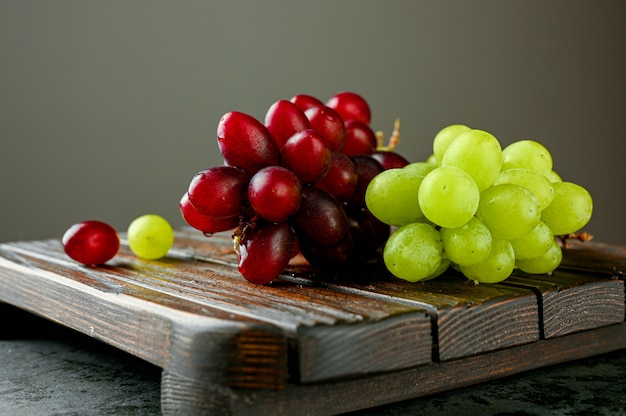 Ramas de uvas rojas y verdes.