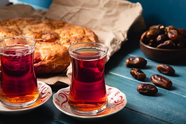 Ramazan-Konzept mit Pita auf blauem Hintergrund mit Kopierraum