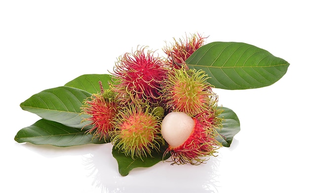 Rambután aislado en blanco con trazado de recorte vitamina de fruta fresca