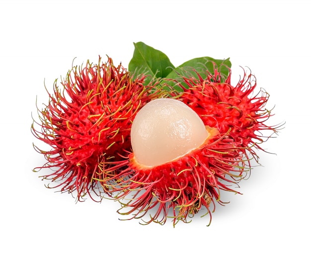 Rambután aislado en blanco con trazado de recorte